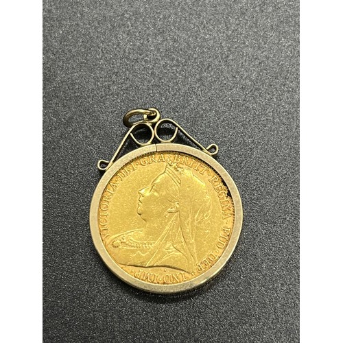 165 - Gold 1901 Sovereign in gold mount. 9.4 grams.