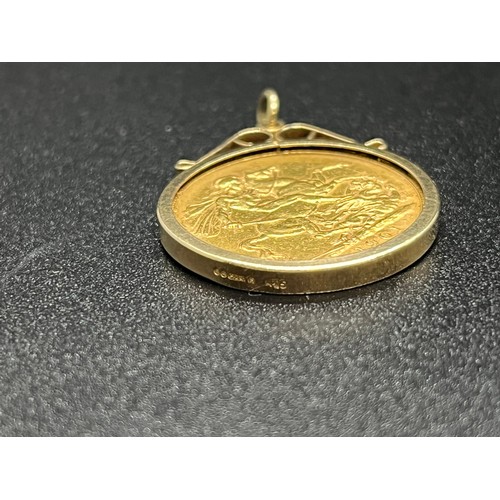 165 - Gold 1901 Sovereign in gold mount. 9.4 grams.