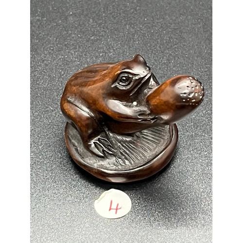 88 - wooden frog netsuke