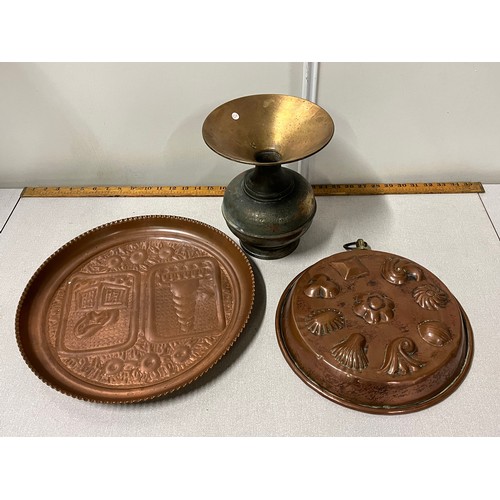 473 - Vintage brass vase, tray and jelly mould.