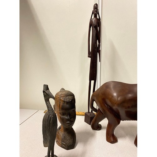 22 - Collection of carved African wooden items to include elephants, busts and letter openers etc.
Talles... 