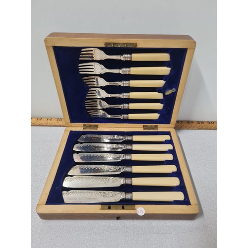 40 - Hallmarked silver collared cutlery set in fitted wooden case.