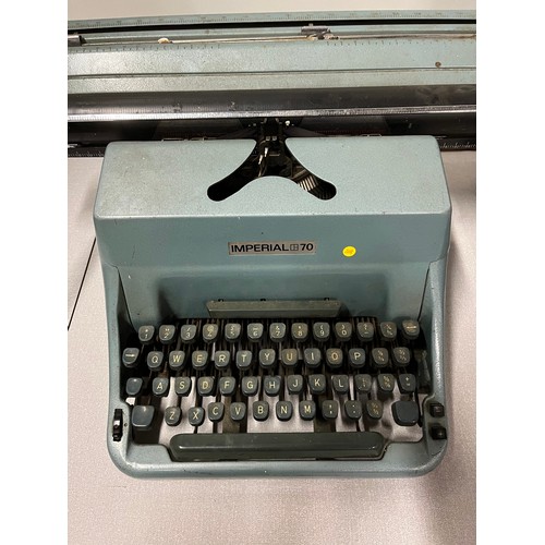 99 - 2 vintage typewriters - Olivetti Lettera 22 and Imperial 70