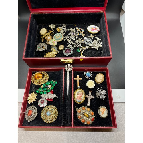 37 - selection of vintage brooches to include jewellery box