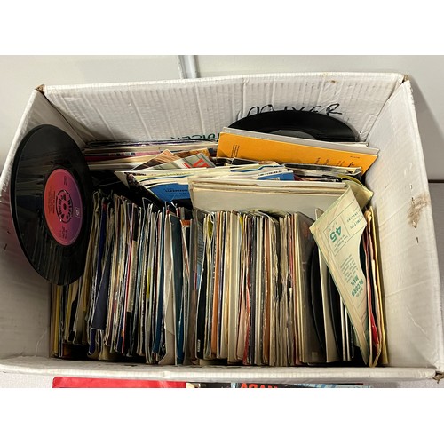 121 - large quantity of singles (45s)