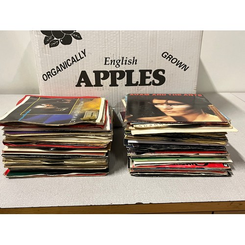 121 - large quantity of singles (45s)