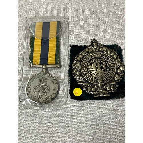 33 - argyle & sutherlanders badge & George vi medal