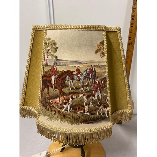 197 - Spinning wheel lamp with fox hunting scene lightshade. 
48cm h