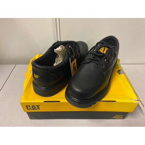 264 - Boxed pair of Caterpillar work shoes uk size 11