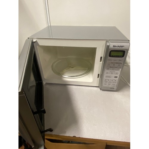 246 - Sharp microwave.