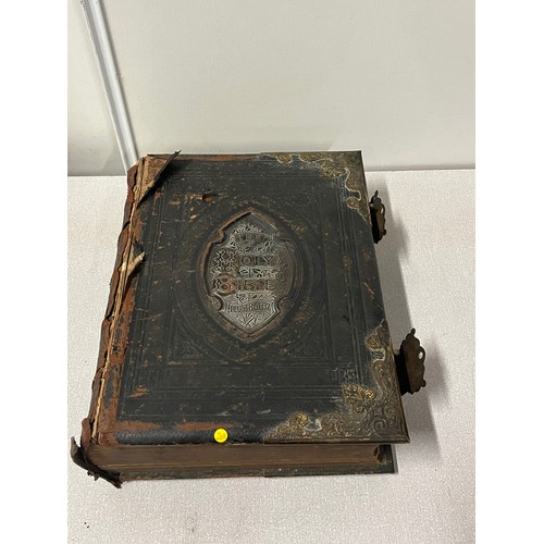 386 - large old bible with illustations
26cm x 35cm