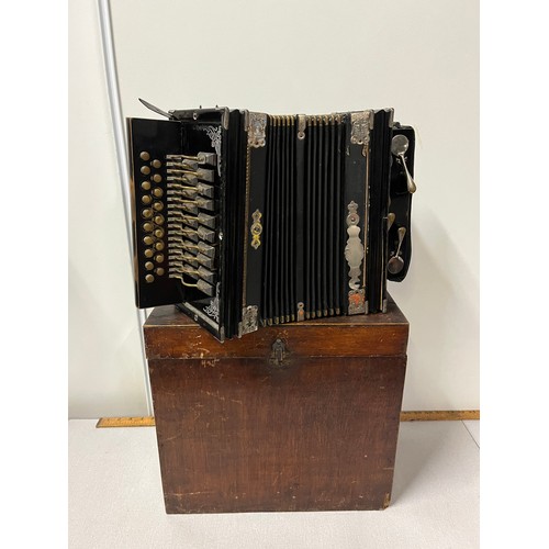 400A - vintage viceroy accordian in wooden box