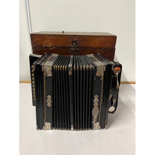 400A - vintage viceroy accordian in wooden box