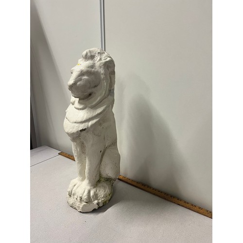 314 - Large heavy stone lion.
55cm h