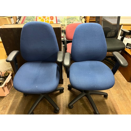 422 - 2 swivel office chairs.