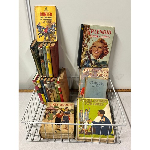 427 - Collection of vintage books to include Enid Blyton etc