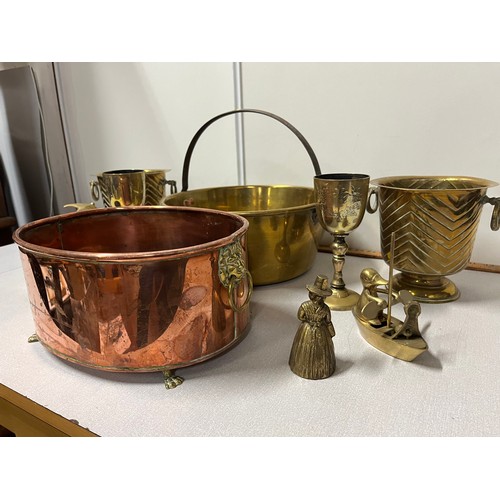 216 - Selection of brass & copper to include jelly pan.