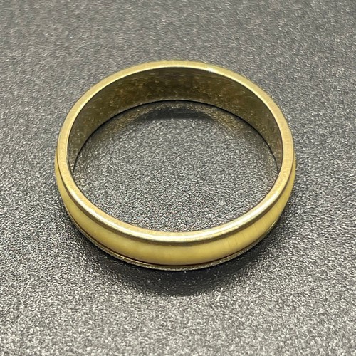 46 - 9ct gold wedding band