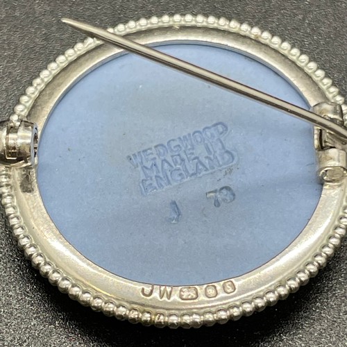 226 - Silver wedgwood brooch