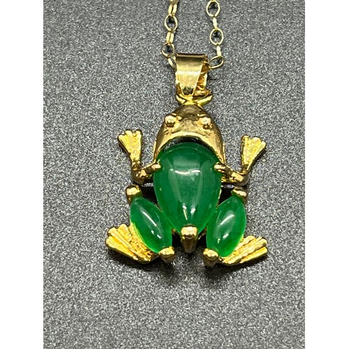 100F - 9ct gold chain with jade style frog pendant.