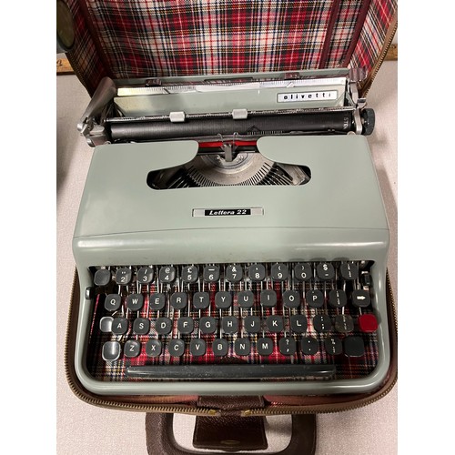 99 - 2 vintage typewriters - Olivetti Lettera 22 and Imperial 70