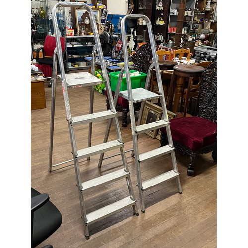 524 - 2 sets of aluminium step ladders