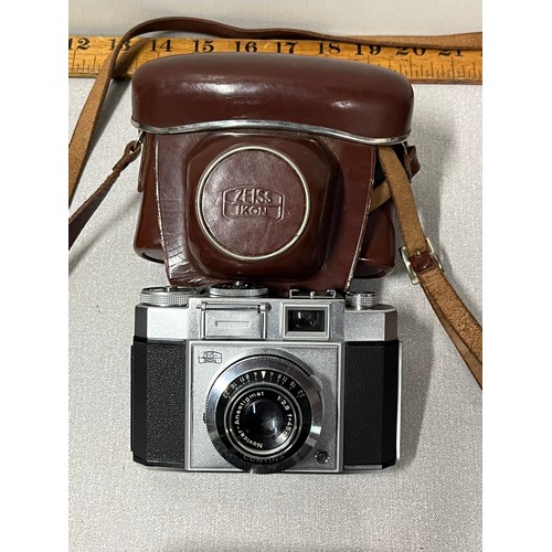 353 - Collection of vintage cameras to include Zeiss Ikon etc