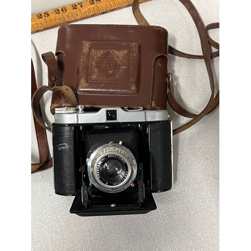 353 - Collection of vintage cameras to include Zeiss Ikon etc