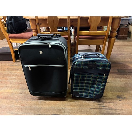 567 - 1 suitcase & 1 hand luggage case.