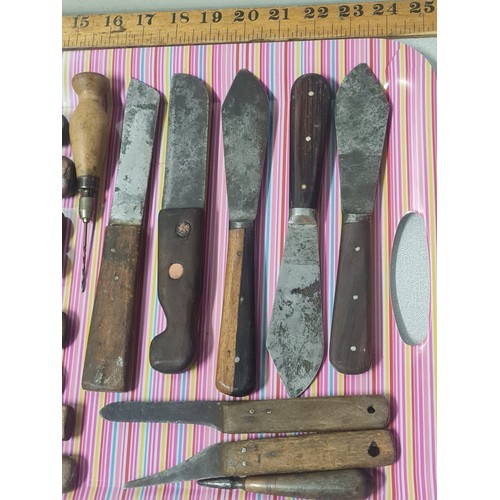 121 - selection of antique craft/cutting knives