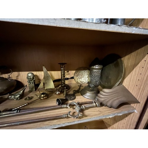 27 - 2 shelves of pewter tankards & brass wear