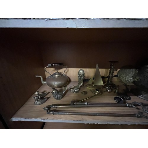 27 - 2 shelves of pewter tankards & brass wear