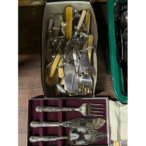 72 - large quantity of vintage cutlery