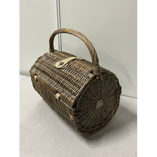 112 - Round 2 person picnic hamper basket.