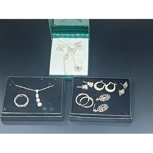 512 - selection of silver to include chain & pendant set etc