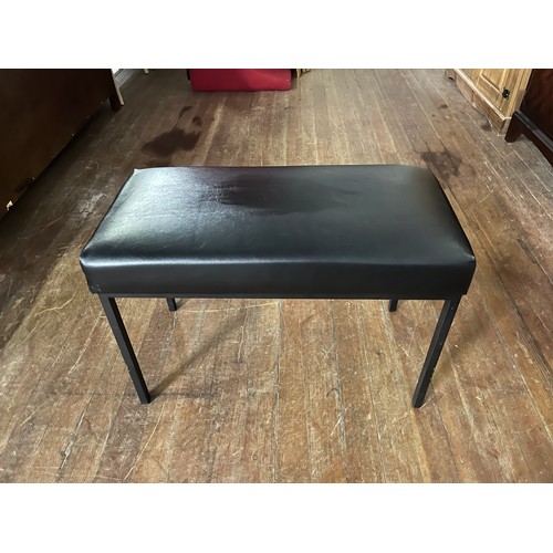 418 - Piano stool.