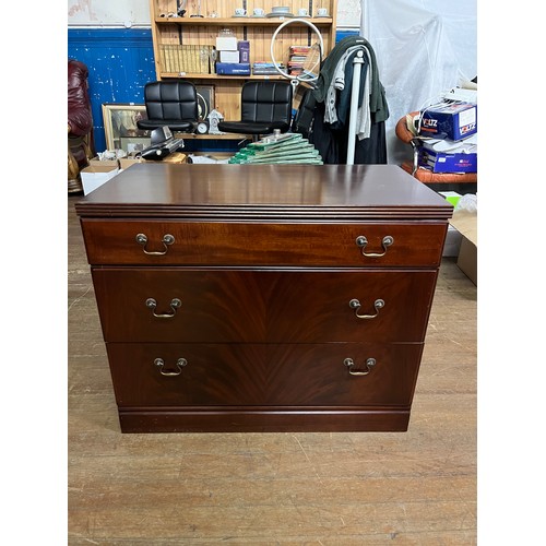 443 - mcintosh 3 drawer chest