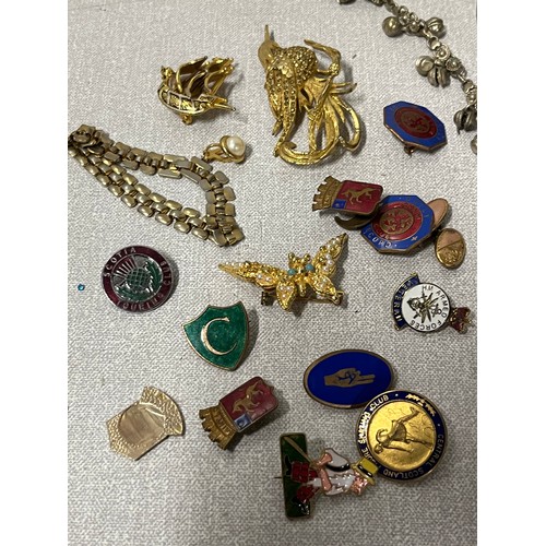 185D - Box of vintage brooches & badges to include small metal globe etc