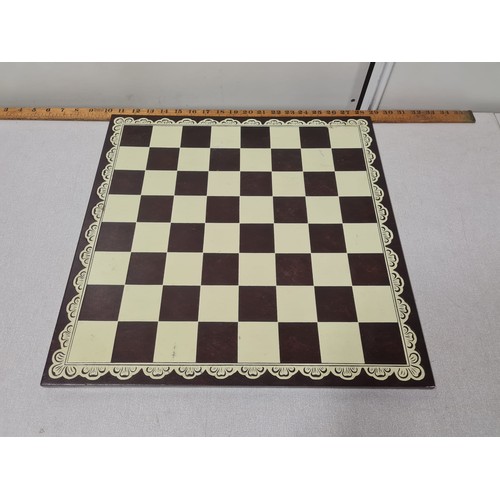 110 - Vintage Soviet carbolite/bakelite black & white chess set USSR to include board.
Tallest 11cm