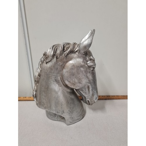 126 - Large horse statue sculpture. 
33cm h