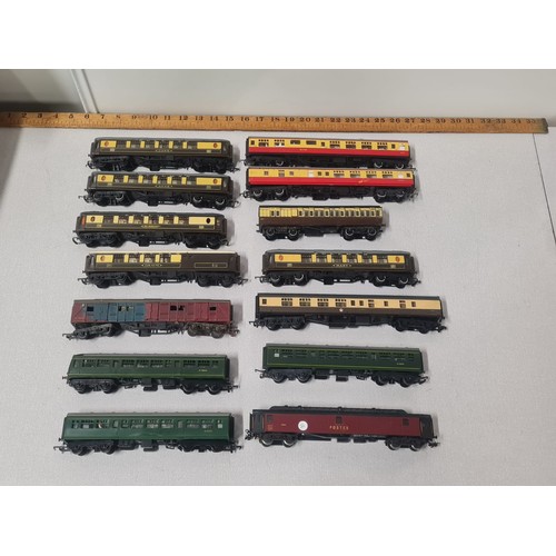 60 - 14 railway carriages to include mainly Hornby.