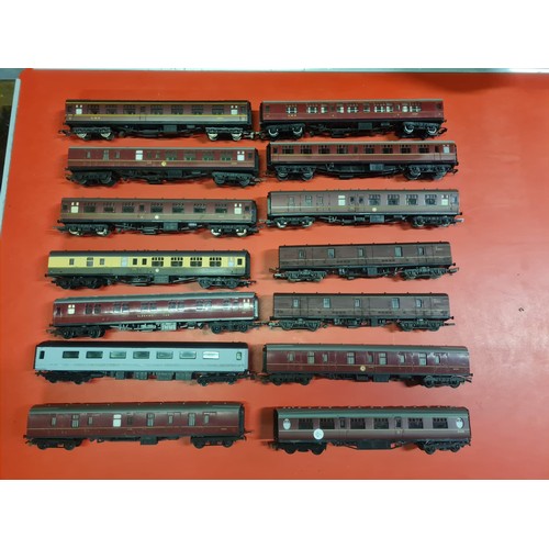 61 - 14 railway carriages to include mainly Hornby.