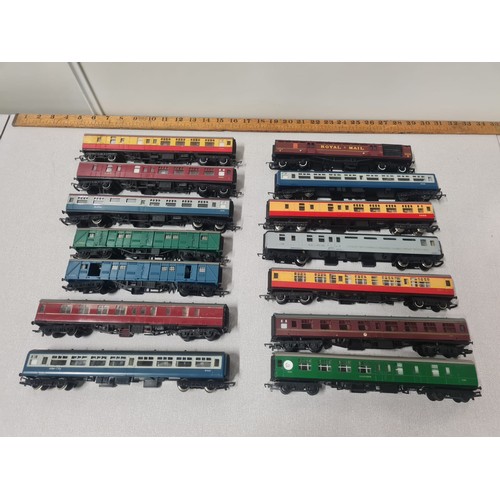 62 - 14 railway carriages to include mainly Hornby.