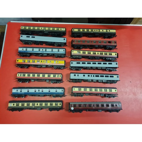 63 - 14 railway carriages to include mainly Hornby.