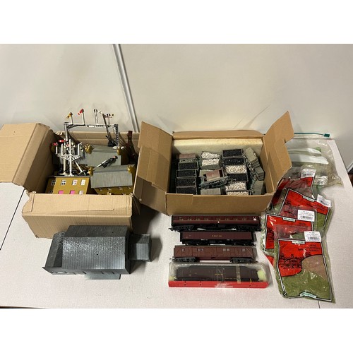 116 - selection of railway items to include rolling stock, carriages & metal signal posts etc