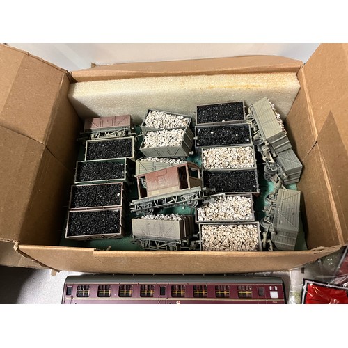 116 - selection of railway items to include rolling stock, carriages & metal signal posts etc