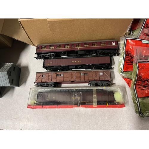 116 - selection of railway items to include rolling stock, carriages & metal signal posts etc