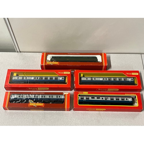 108 - 4 boxed hornby carriages & 1 engine
