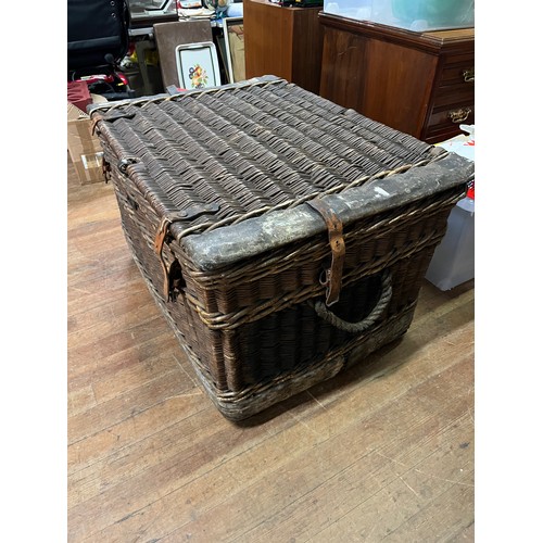 117 - very large antique basket with rope handles
95cm x 70cm x 56cm h