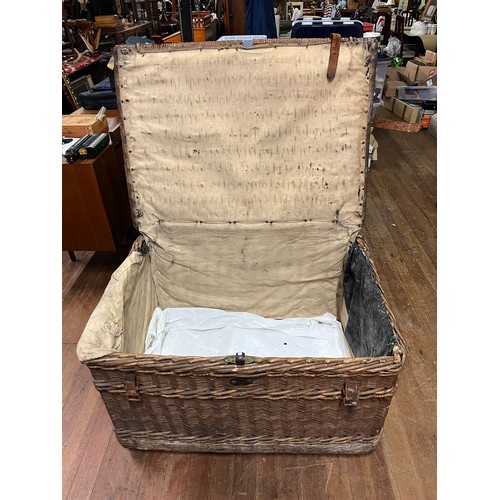 117 - very large antique basket with rope handles
95cm x 70cm x 56cm h